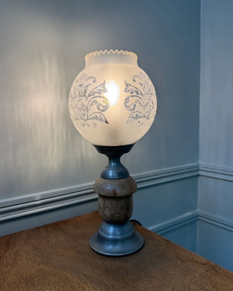 Lampe Art Nouveau à globe gravé