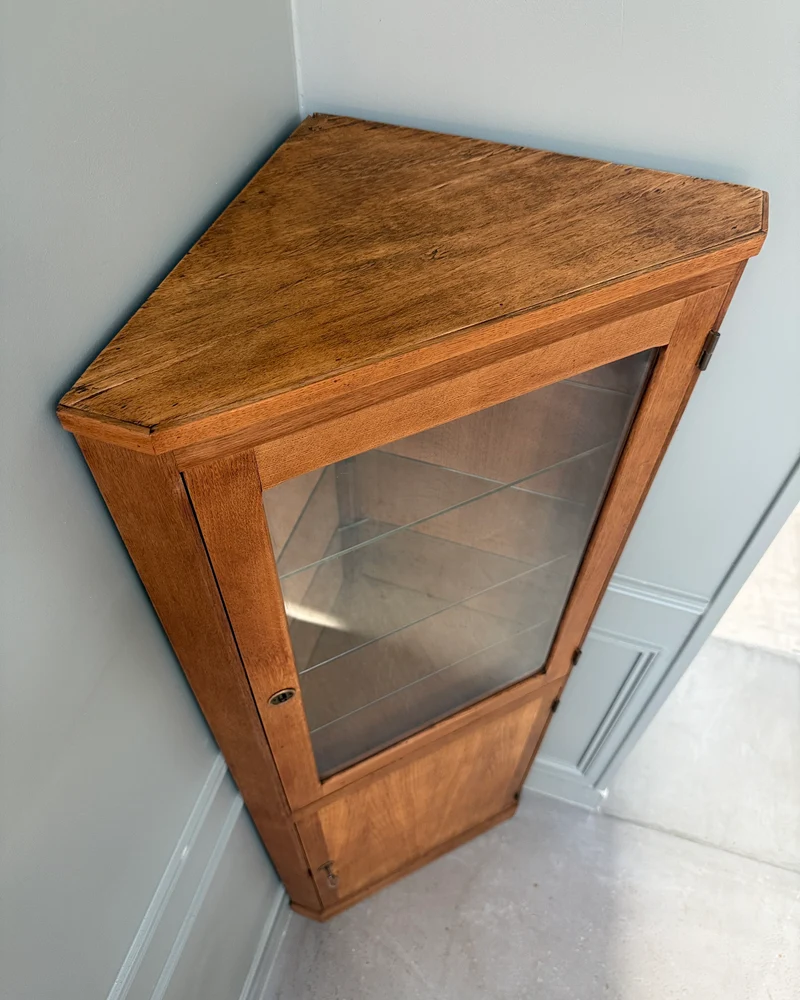 Encoignure vitrée vintage en chêne