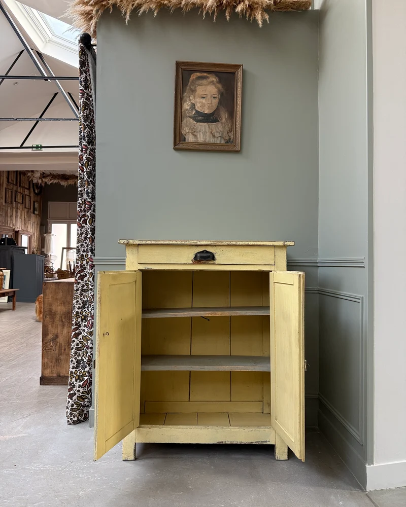 Buffet parisien patine jaune beurre