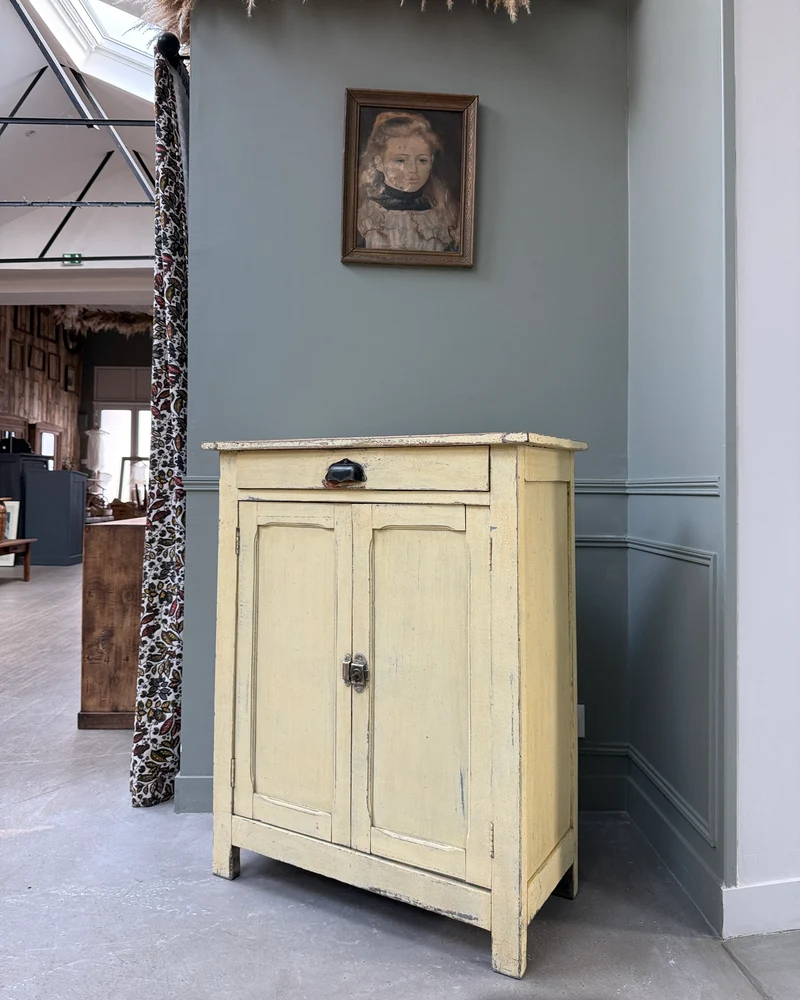 Buffet parisien patine jaune beurre