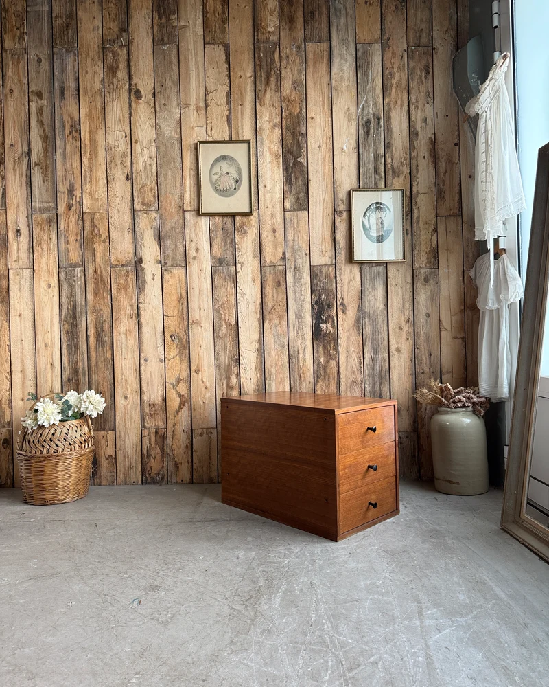 Trio de meubles à tiroirs vintage