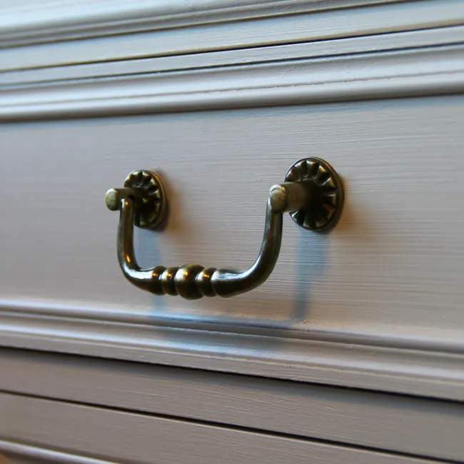 Poignée de meuble Régence, zamak marron patiné, entraxe 96 mm