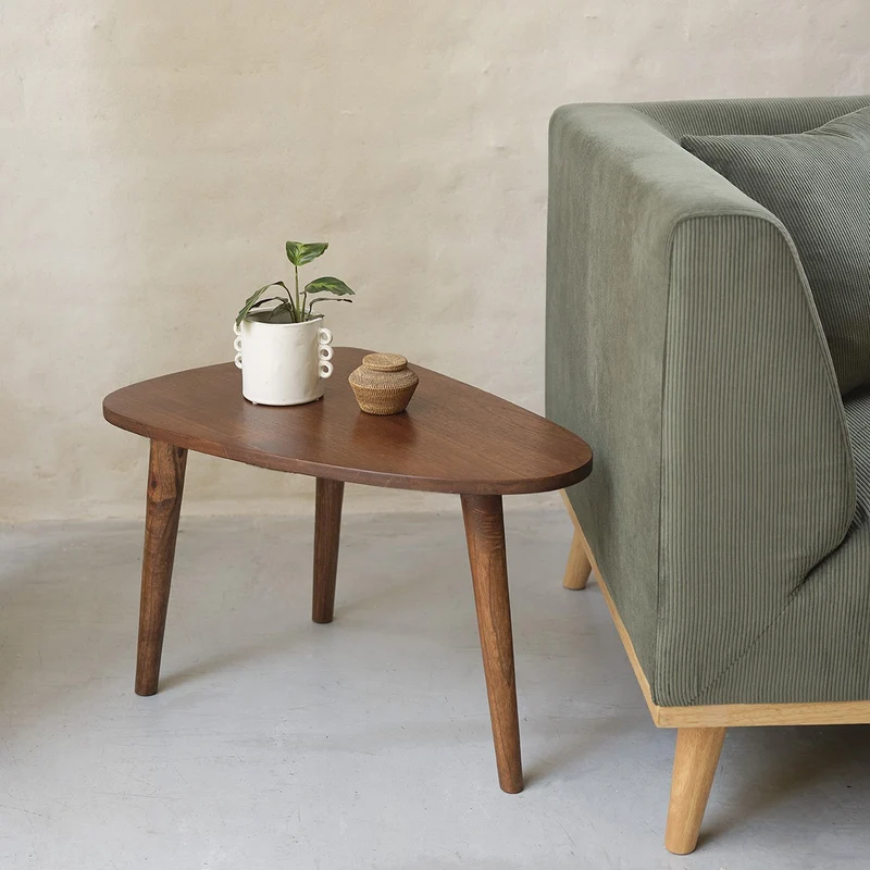Lot de tables basses en mindi massif finition noyer