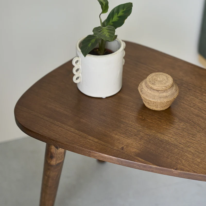 Table basse en mindi massif finition noyer 62 cm