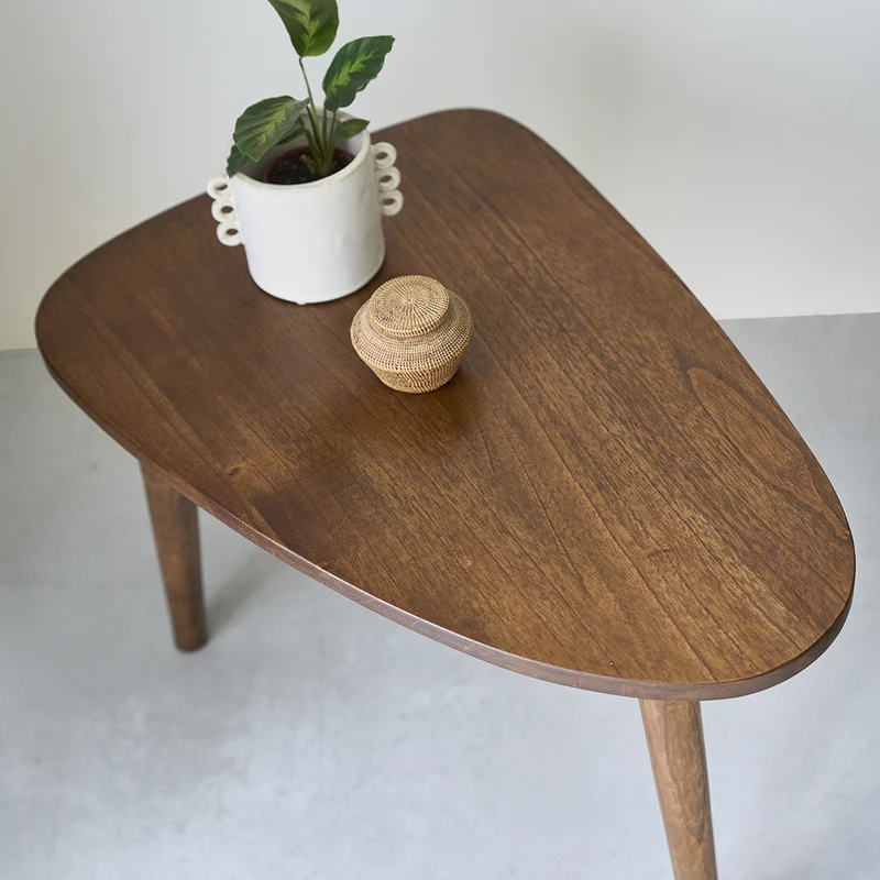 Table basse en mindi massif finition noyer 62 cm