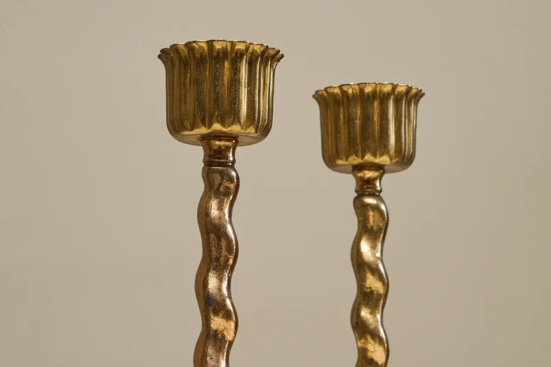 Vintage Mid-Century Pair of Tripod Table Lamps in Patinated Sand Cast Brass with Raffia Shades