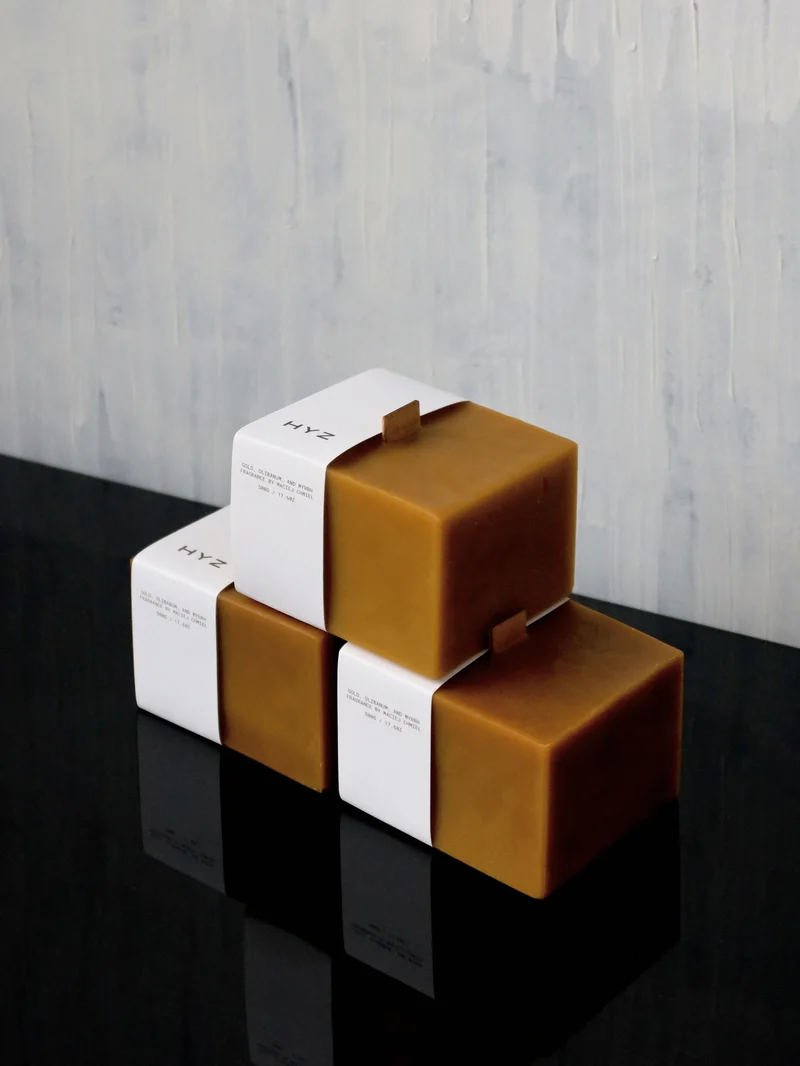 Minimalistic Candle Holder M with candle - Yuma Collection