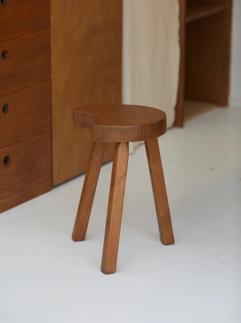Vintage French handcrafted tripod stool in brutalist style, solid beech wood C. 1960