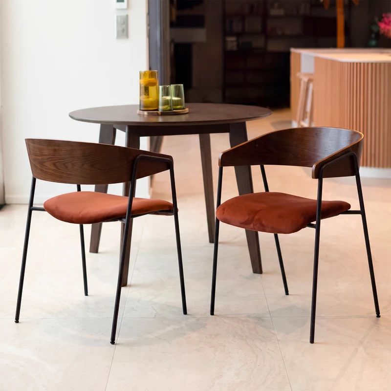 Lot de 2 chaises Esmée en velours terracotta et bois de noyer