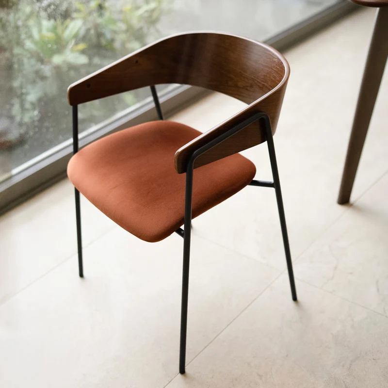 Lot de 2 chaises Esmée en velours terracotta et bois de noyer