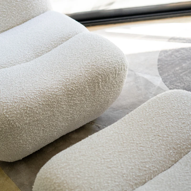 Ensemble fauteuil et pouf Teddy en tissu bouclé blanc