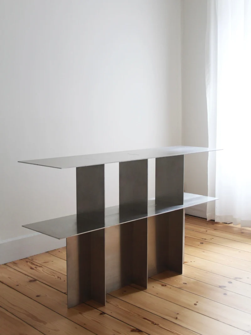Lamina aluminum console