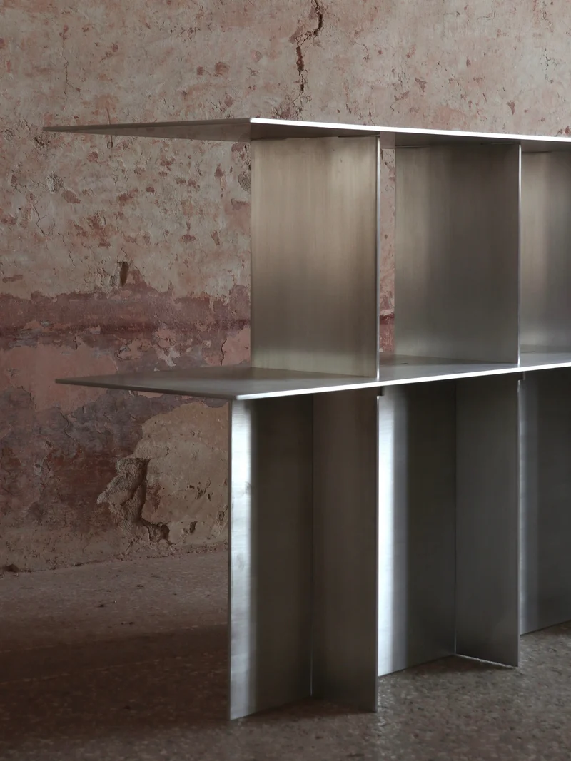 Lamina aluminum console