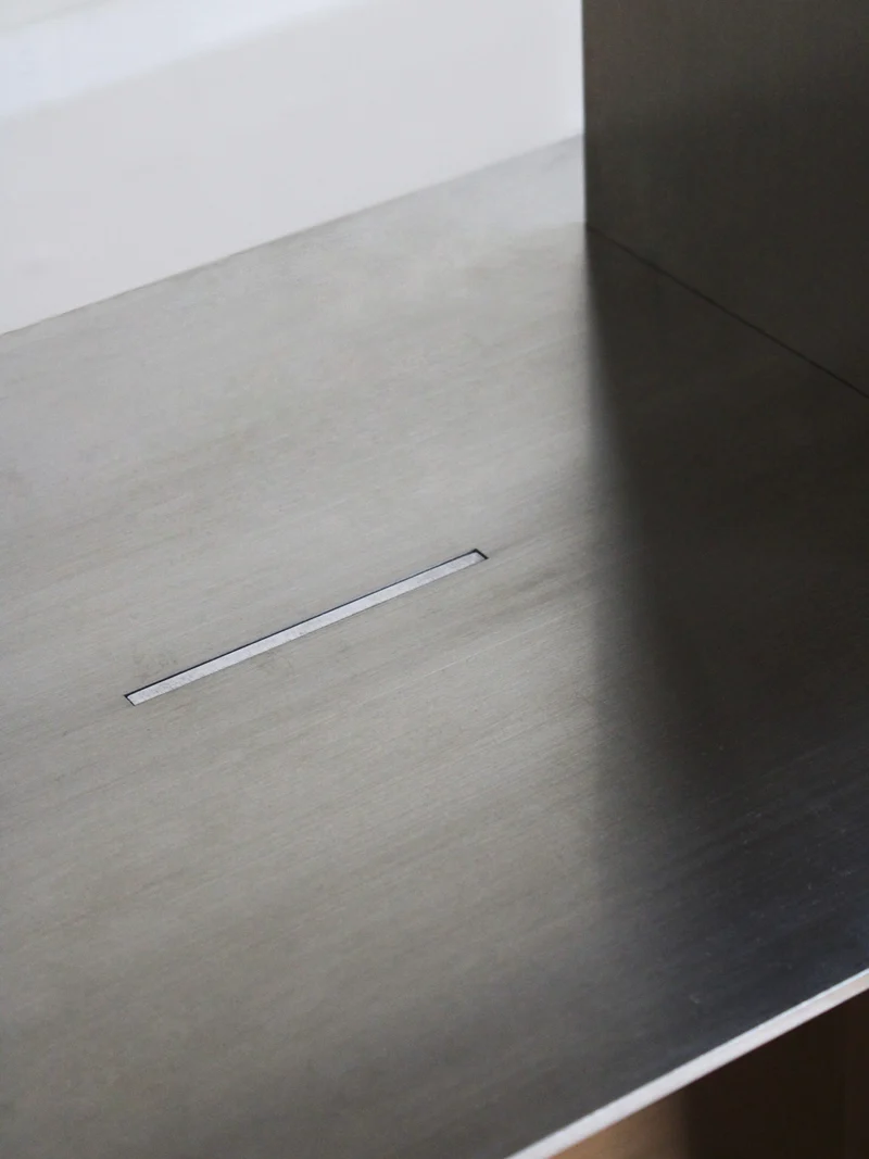 Lamina aluminum console