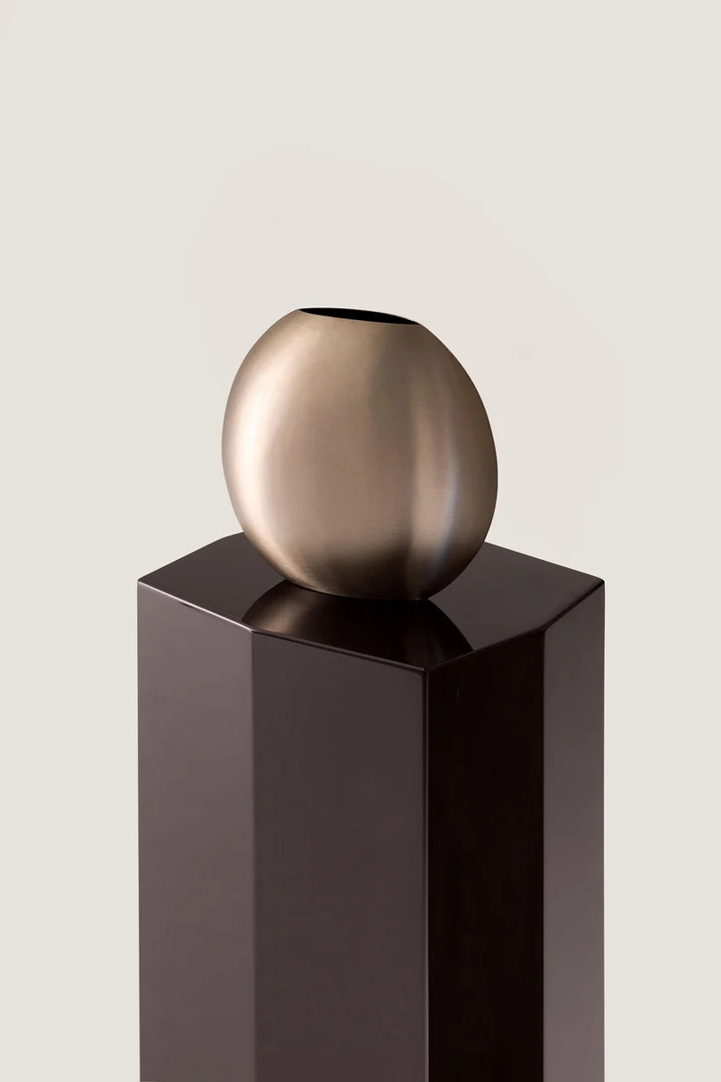 Ame II Lacquer Pedestal