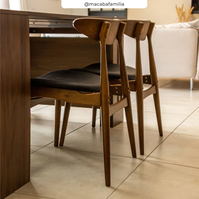 Lot de 2 chaises Josette en cuir synthétique noir et bois d'hévéa