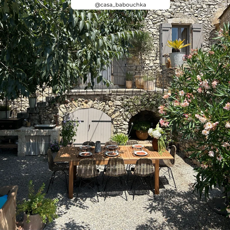 Table et chaises de jardin Tiptur 8 personnes en bois et résine
