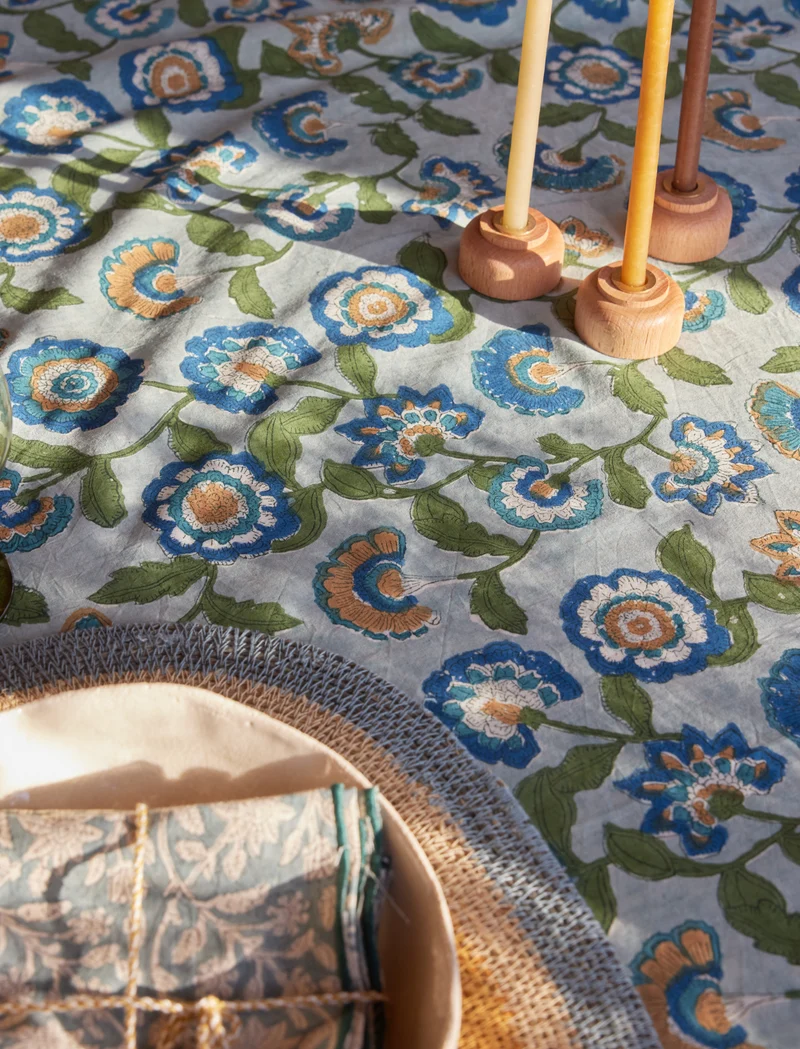 Nappe à motifs fleurs bleu / plusieurs tailles