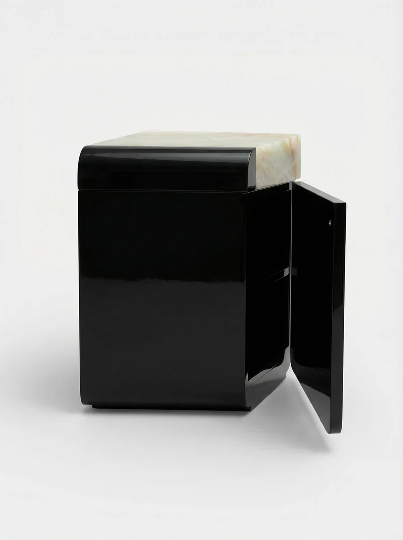 Amo Black Lacquered and Green Onyx