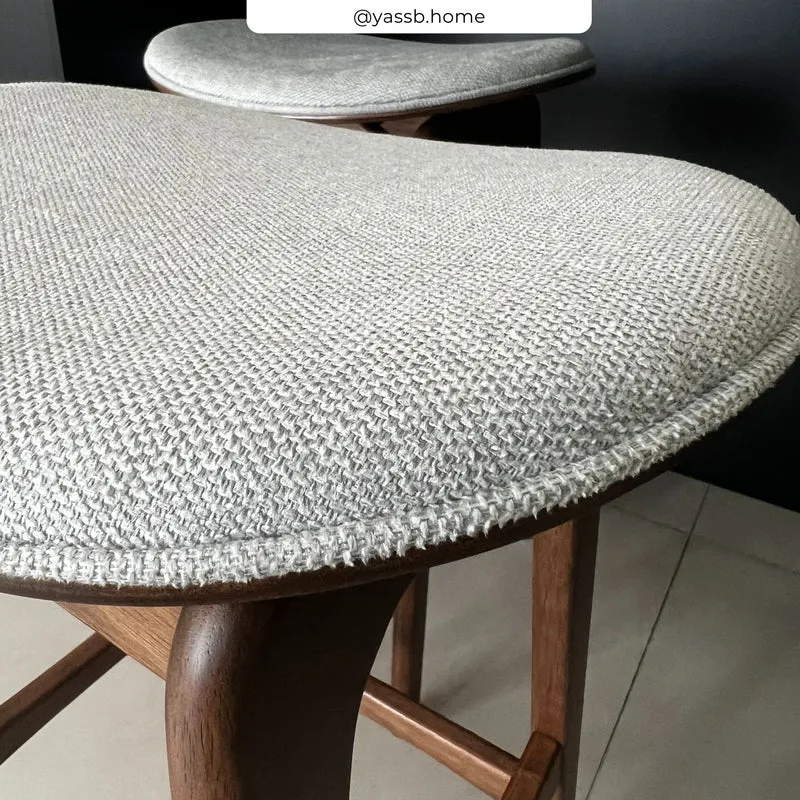 Tabouret pour îlot central Jude 65,5 cm en bois foncé et tissu gris clair (lot de 2)