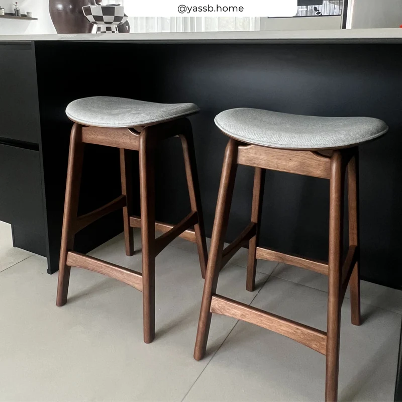 Tabouret pour îlot central Jude 65,5 cm en bois foncé et tissu gris clair (lot de 2)