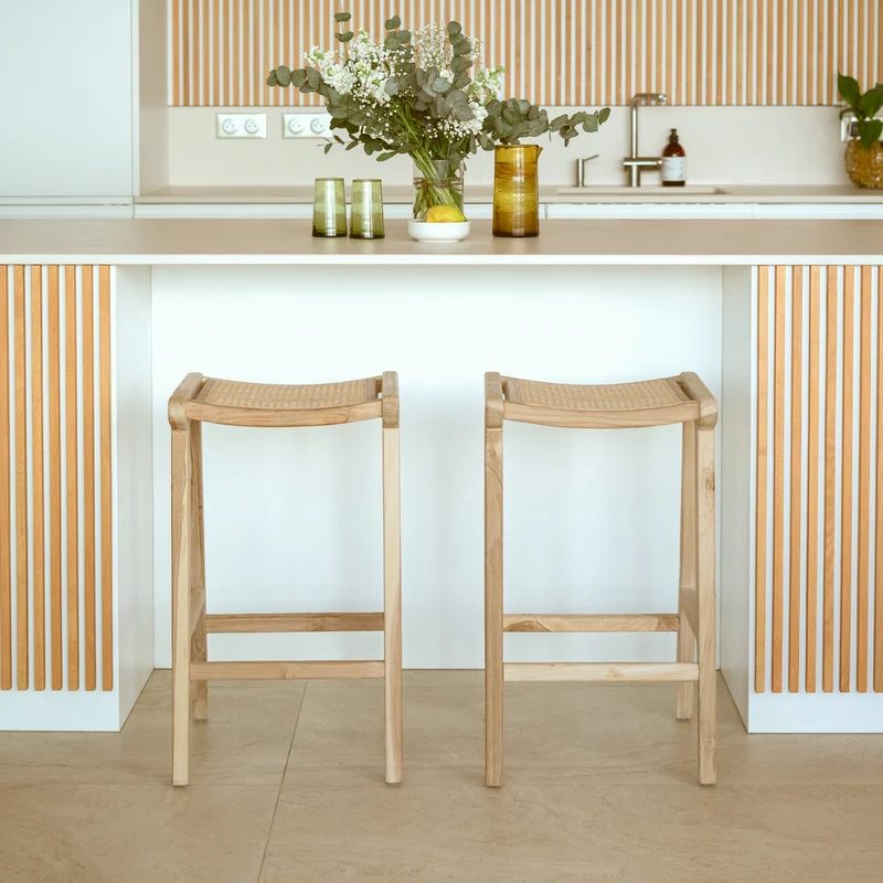 Tabouret de bar mi-hauteur Omaha en teck et cannage 65 cm