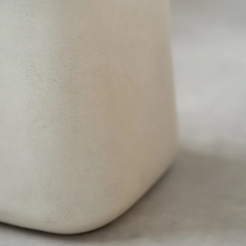 Table d'appoint Samui blanche en fibre d'argile effet béton