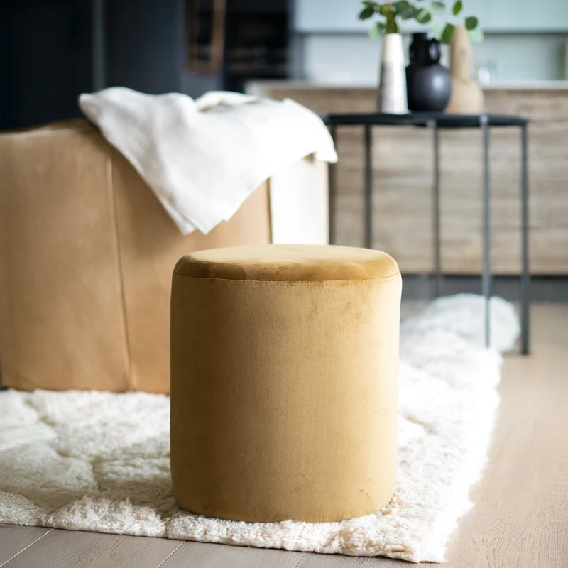 Pouf Emmy triangulaire en velours jaune curry