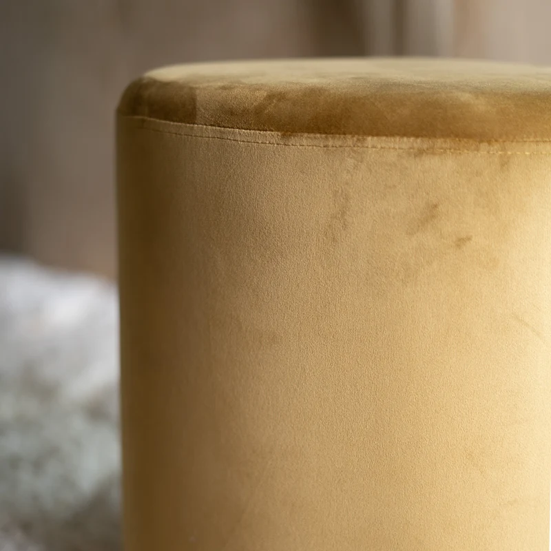 Pouf Emmy triangulaire en velours jaune curry