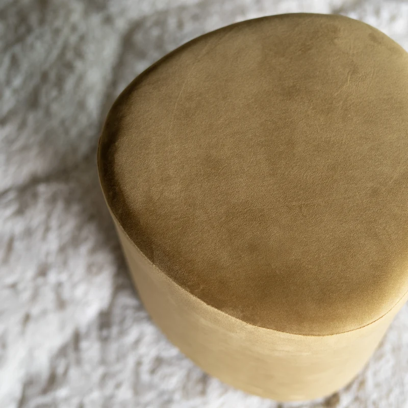 Pouf Emmy triangulaire en velours jaune curry