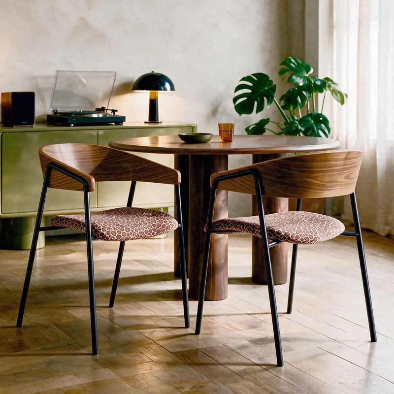 Lot de 2 chaises Esmée en tissu léopard bordeaux et bois de noyer
