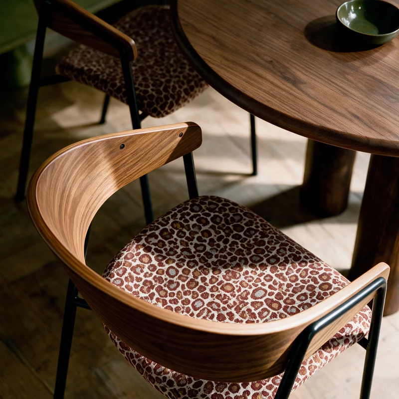 Lot de 2 chaises Esmée en tissu léopard bordeaux et bois de noyer