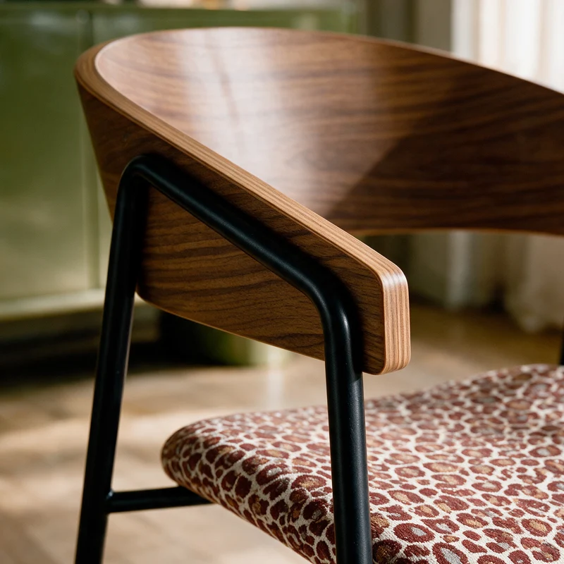 Lot de 2 chaises Esmée en tissu léopard bordeaux et bois de noyer