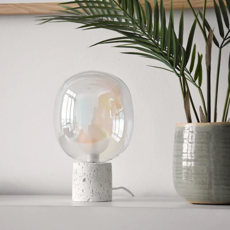 Lampe à poser Bulle en verre irisé et béton blanc H24 cm