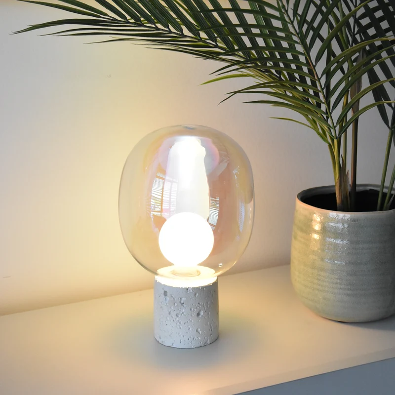 Lampe à poser Bulle en verre irisé et béton blanc H24 cm