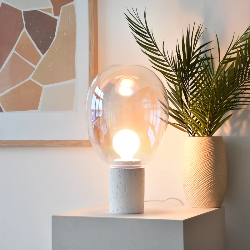 Lampe à poser Bulle en verre irisé et béton blanc H43 cm