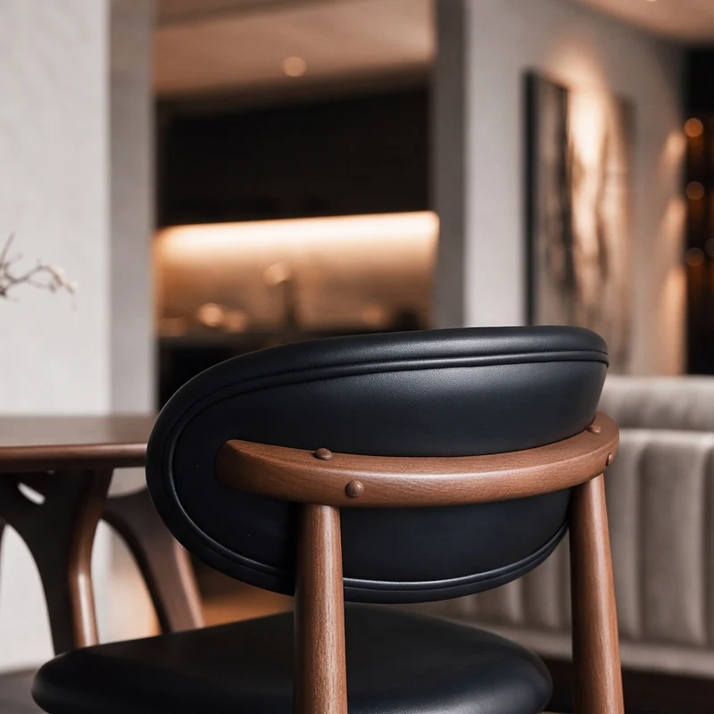 Lot de 2 chaises Yuna en cuir synthétique noir et bois foncé