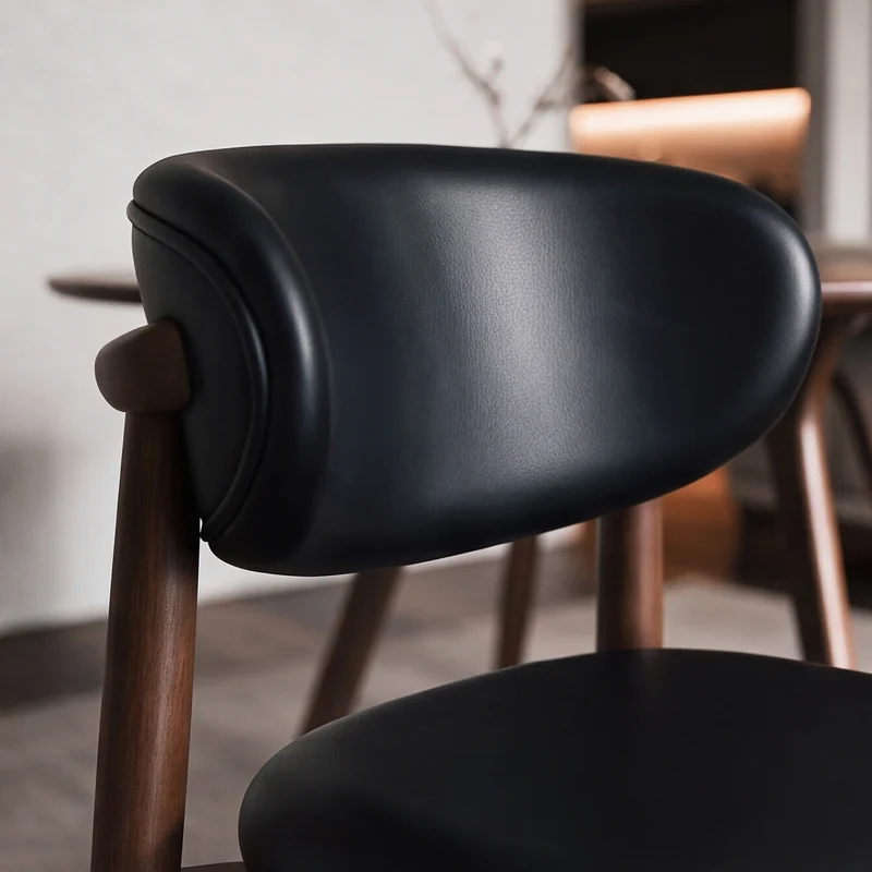 Lot de 2 chaises Yuna en cuir synthétique noir et bois foncé