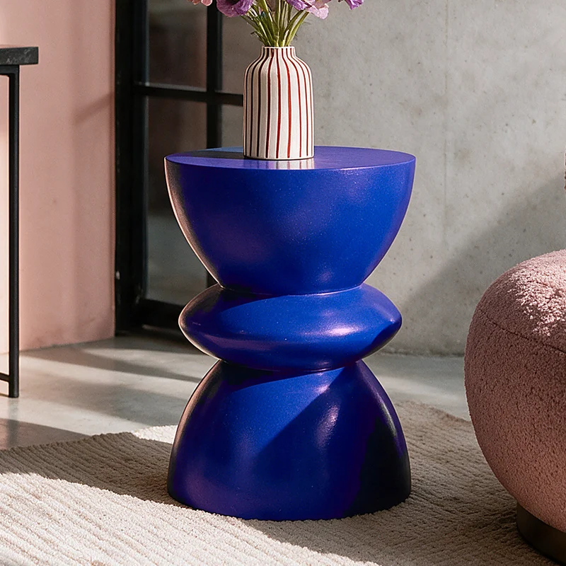 Table d'appoint ronde Maupiti bleu roi en fibre d'argile effet béton