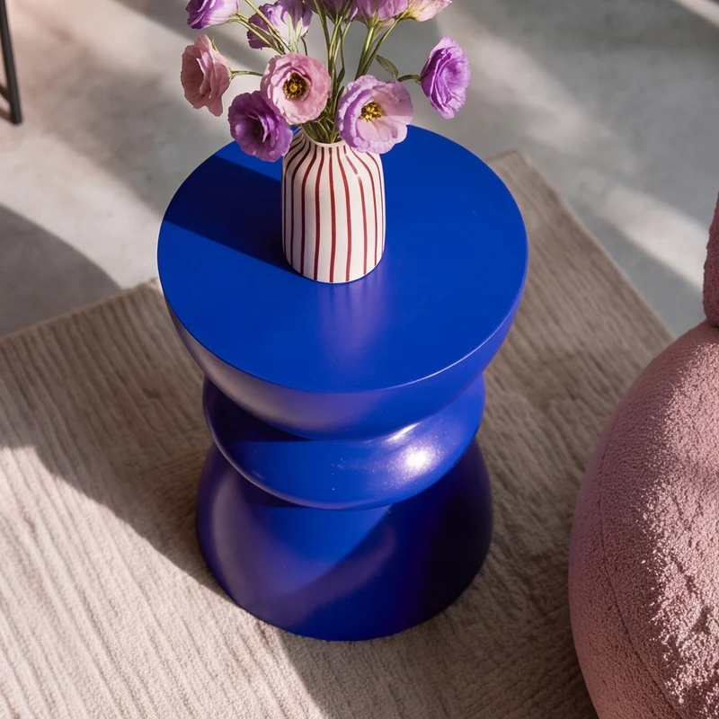 Table d'appoint ronde Maupiti bleu roi en fibre d'argile effet béton