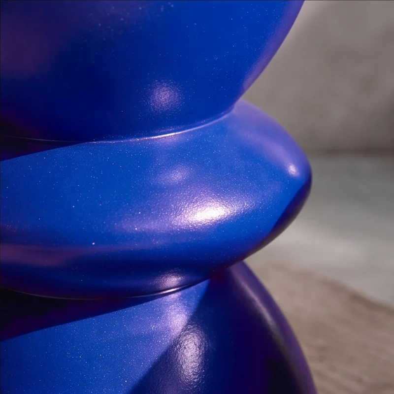 Table d'appoint ronde Maupiti bleu roi en fibre d'argile effet béton