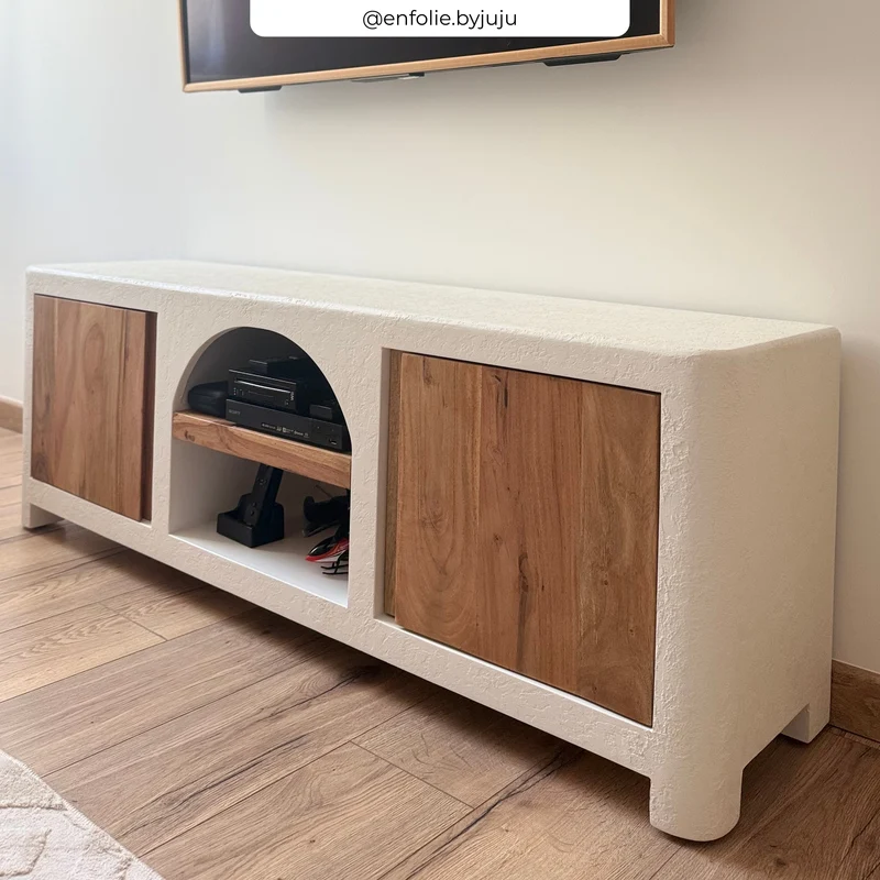 Meuble TV Fira en plâtre blanc cassé et bois d'acacia