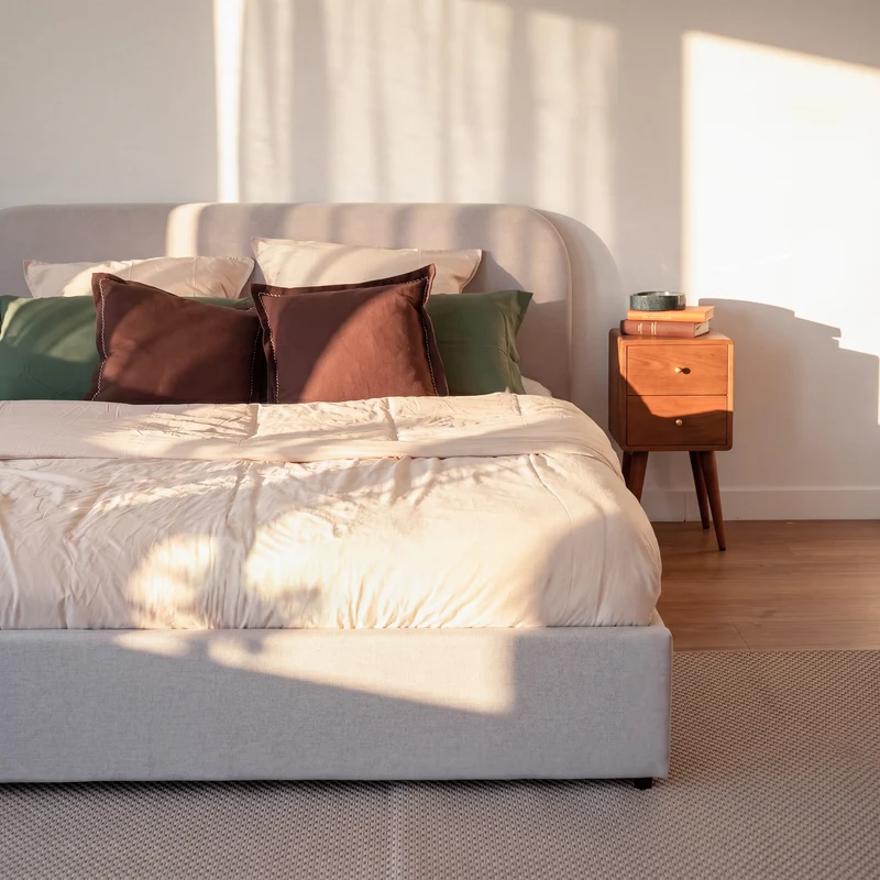 Lit double Tilly avec coffre 160x200 cm en tissu gris/beige