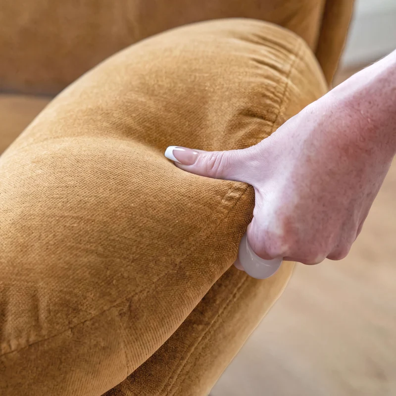 Fauteuil Ricci pivotant en tissu effet velours jaune moutarde