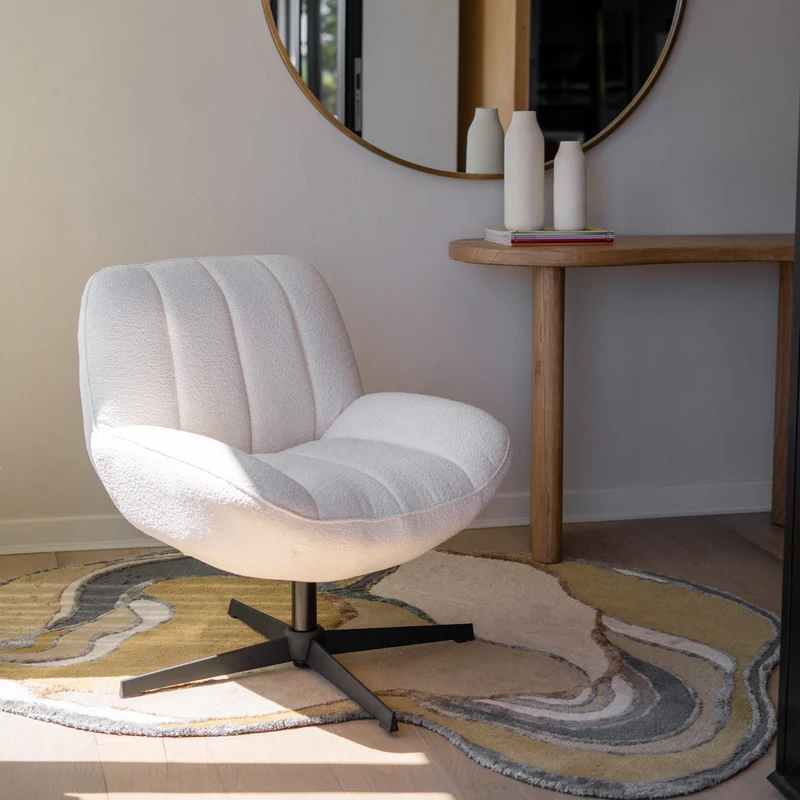 Fauteuil Elvis pivotant en tissu bouclé blanc cassé