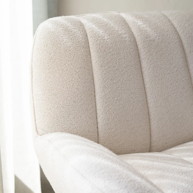 Fauteuil Elvis pivotant en tissu bouclé blanc cassé
