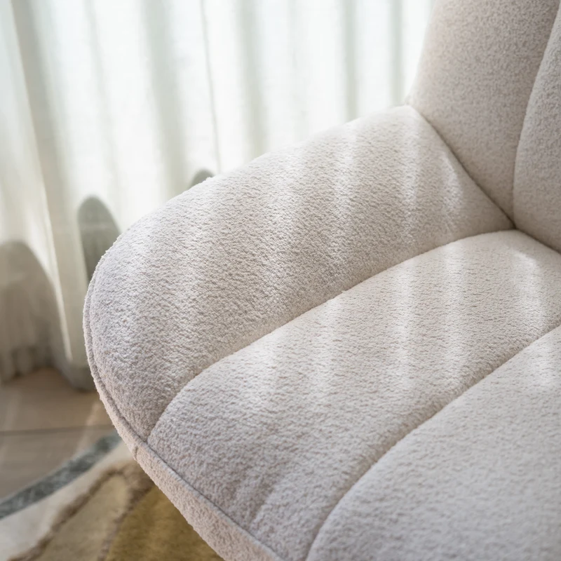 Fauteuil Elvis pivotant en tissu bouclé blanc cassé