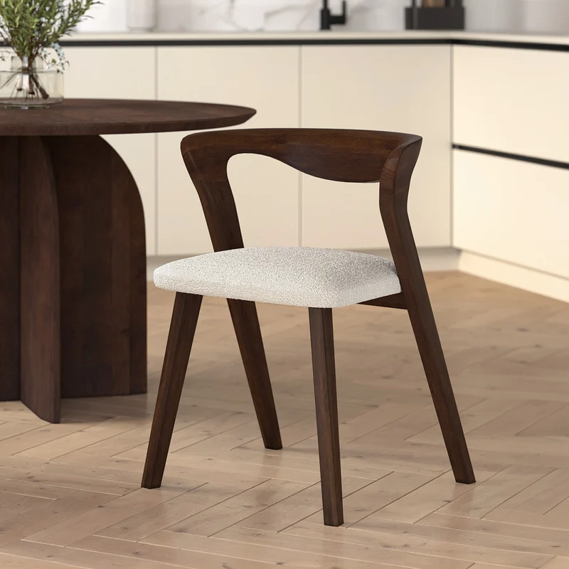 Chaise Vega en bois d'hévéa foncé et tissu bouclé crème