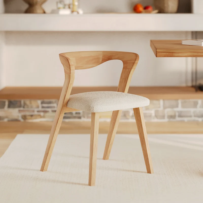 Chaise Vega en bois d'hévéa clair et tissu bouclé crème