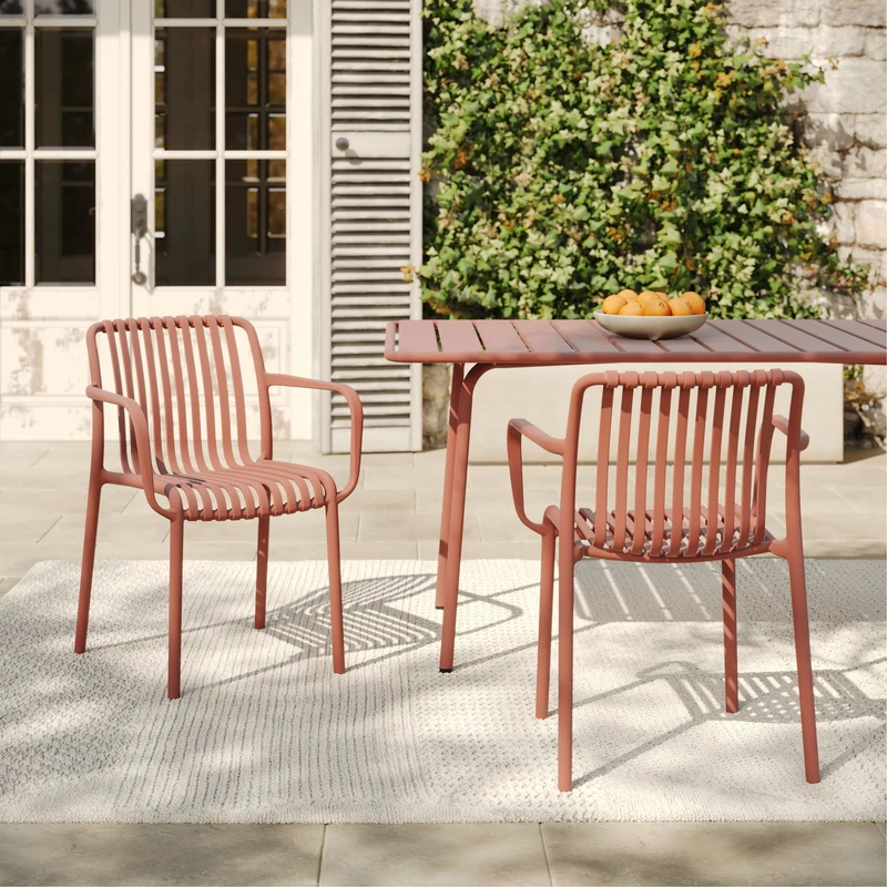 Lot de 2 chaises de jardin empilables Ivy en plastique avec accoudoirs vieux rose
